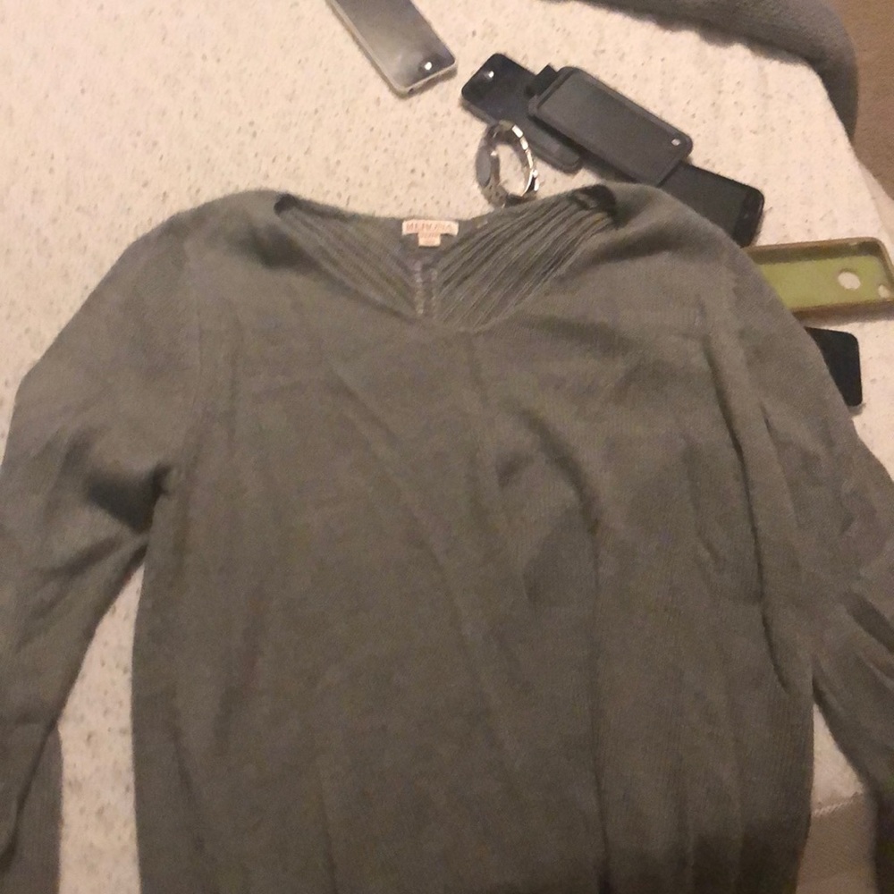 Long sleeve V neck sweater